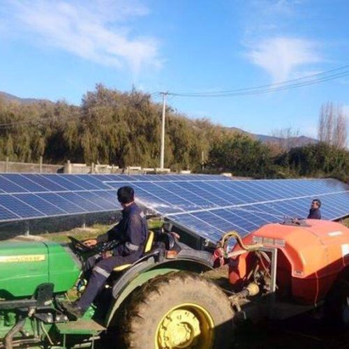 Entretien_des_panneaux_solaire_Agricola_Las_Torres_photo_Tomis_Garcia-Huidobro-1000x562_1760952786